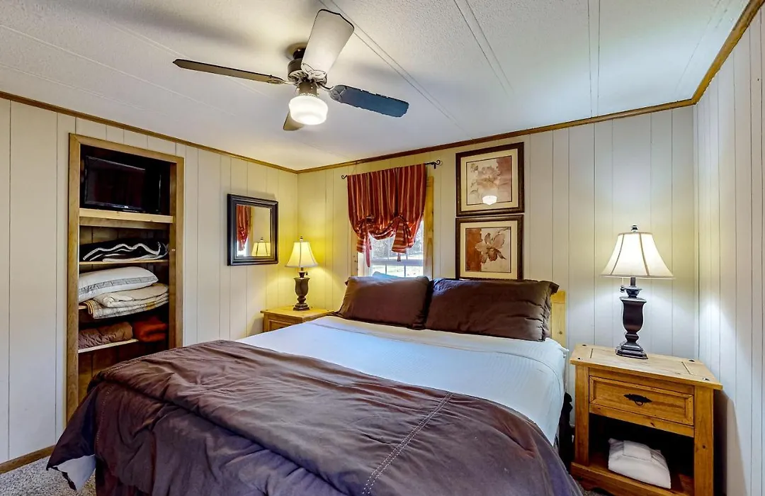 Pine Woods Cabin-1